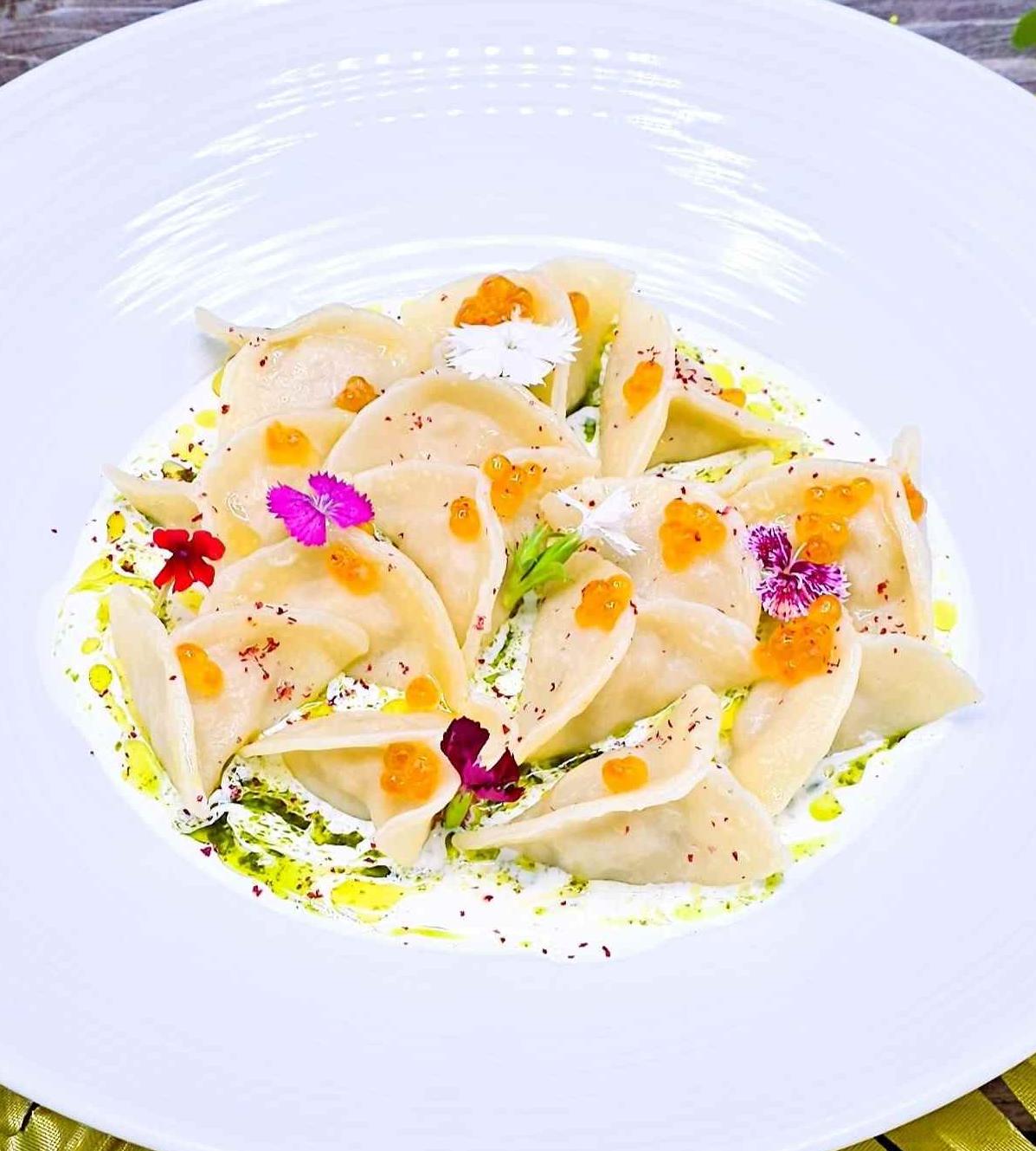 เกี๊ยวกับปลาแซลมอนป่าและซอสคาเวียร์สีแดง