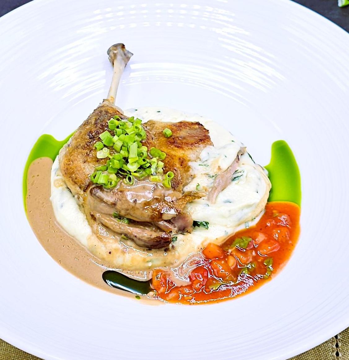 ขาเป็ดคอนฟีกับมันบดและสมุนไพร