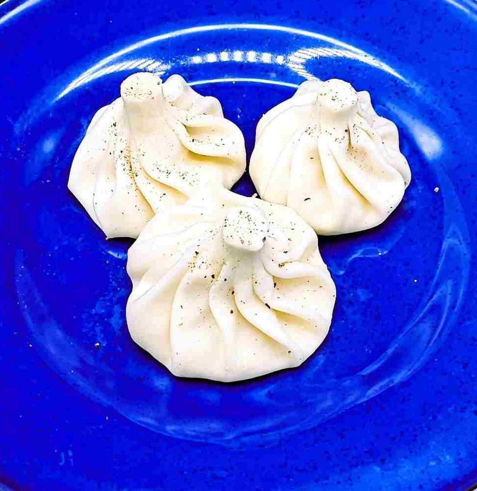 คินคาลีกับกุ้ง ชีส และมะเขือเทศ