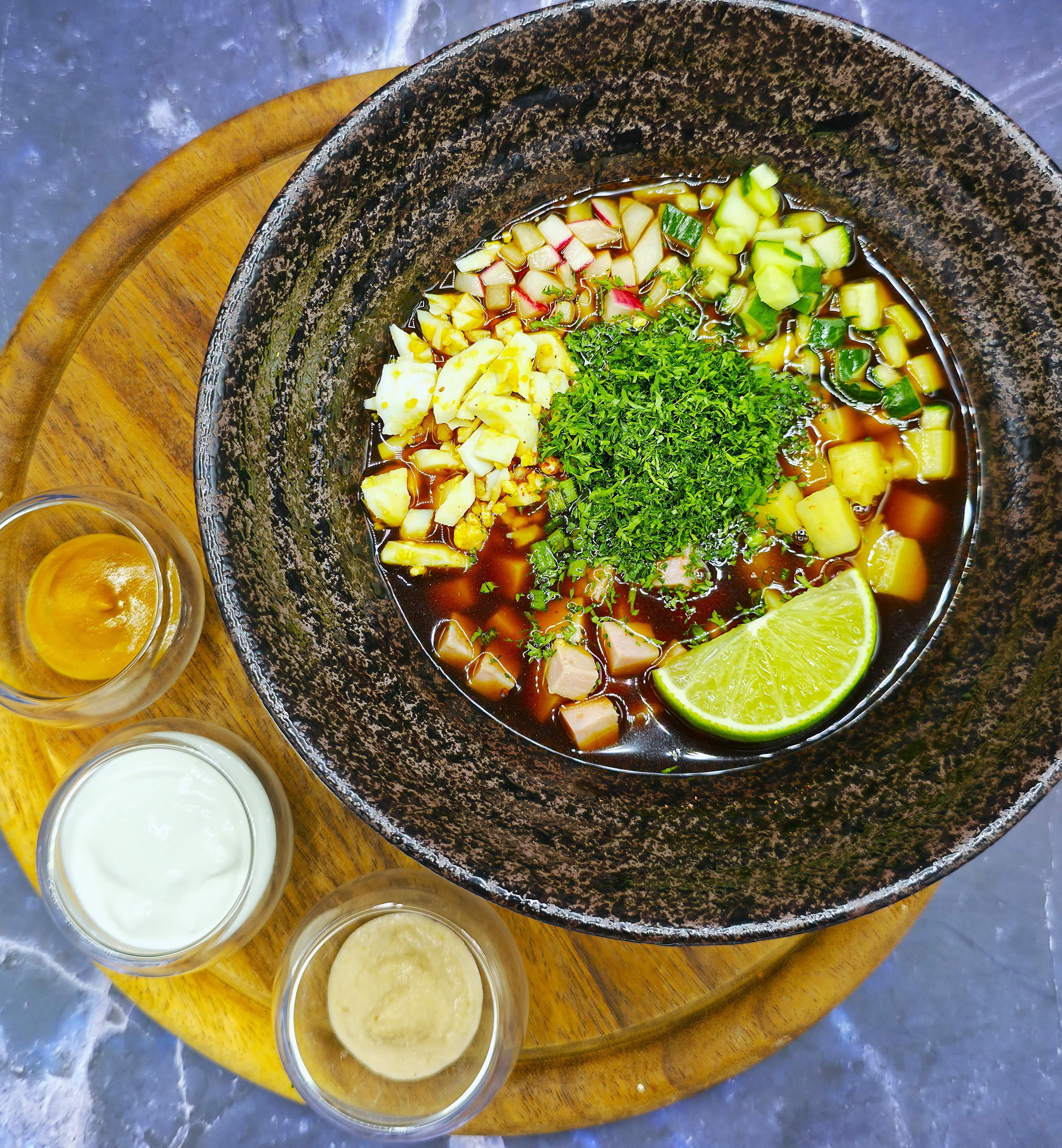 โอโครชก้าบนควาสโฮมเมดพร้อมแฮมรมควัน