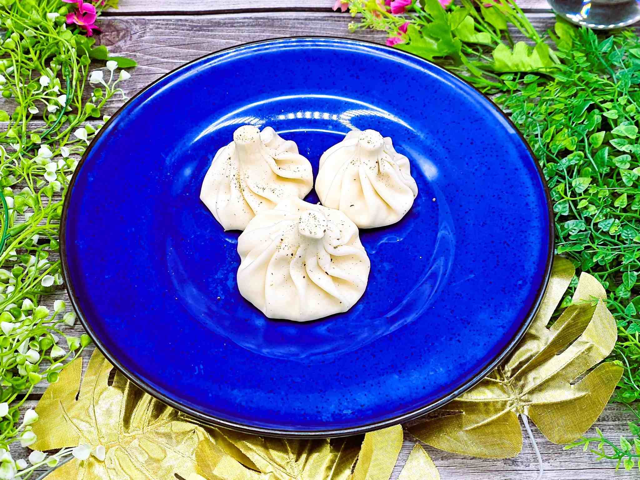 คินคาลีกับกุ้ง ชีส และมะเขือเทศ