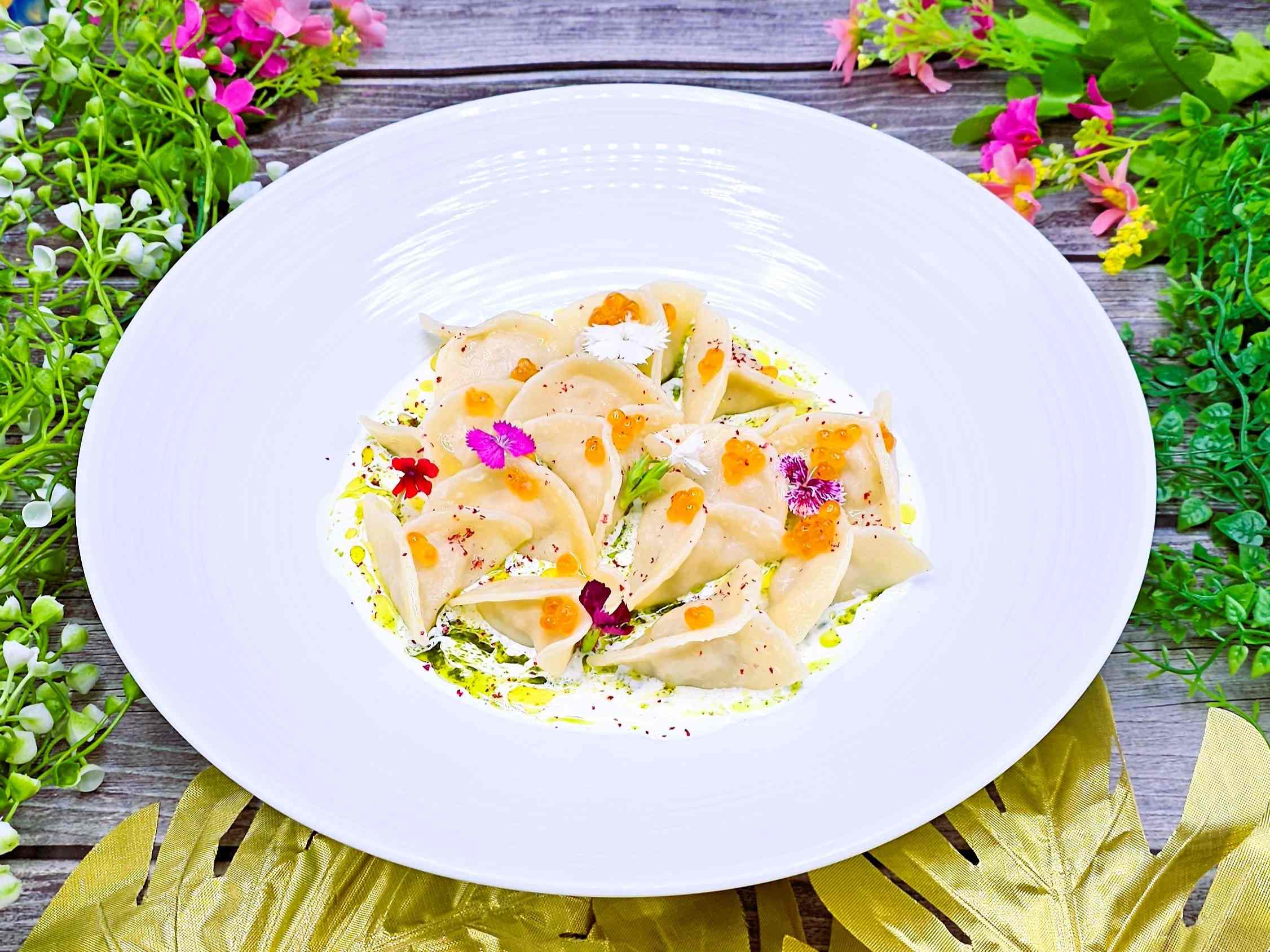 เกี๊ยวกับปลาแซลมอนป่าและซอสคาเวียร์สีแดง