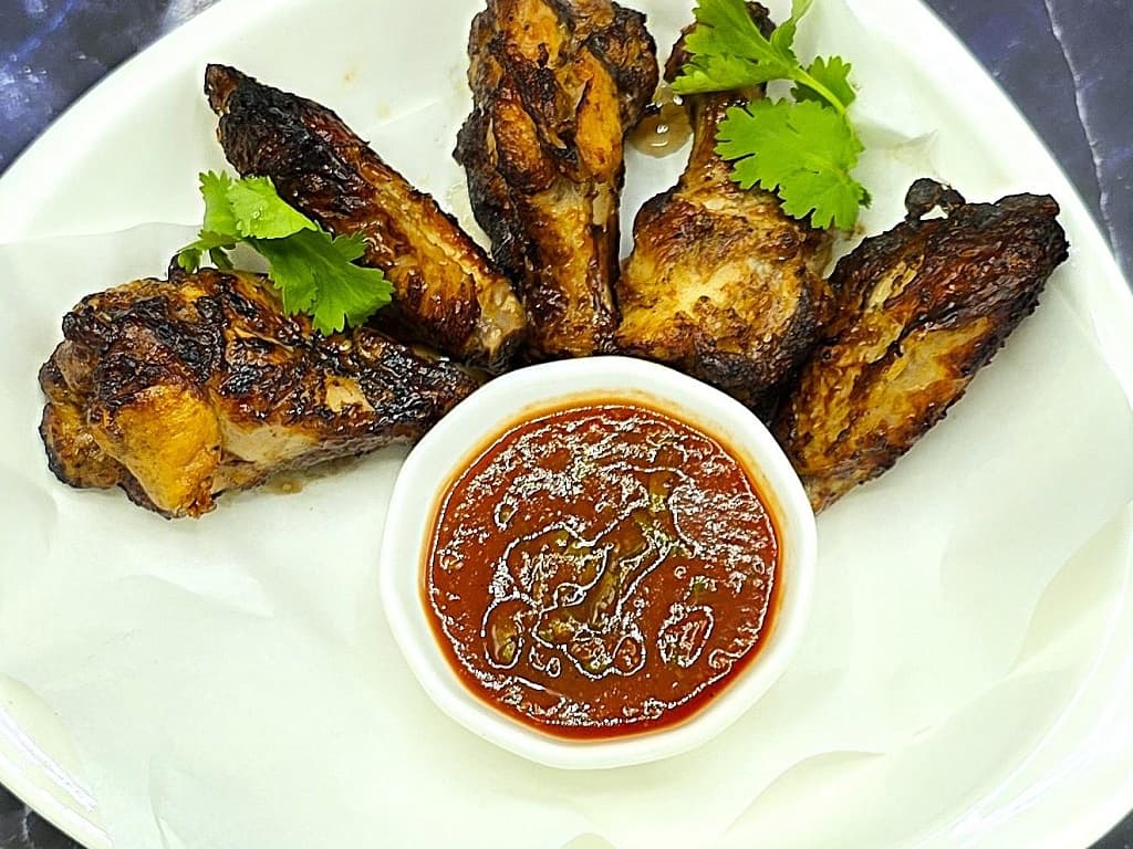 ปีกไก่หมักในอะจิการสเผ็ดทอดบนเตาถ่าน