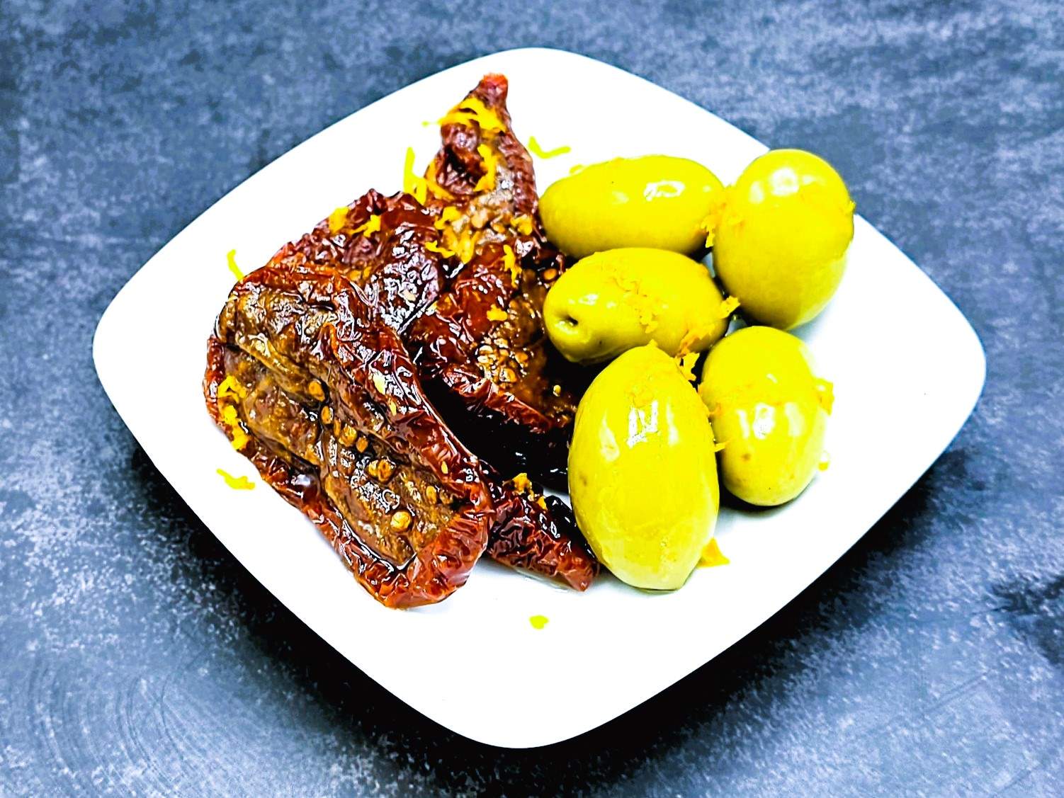 มะกอกกับมะเขือเทศตากแห้ง