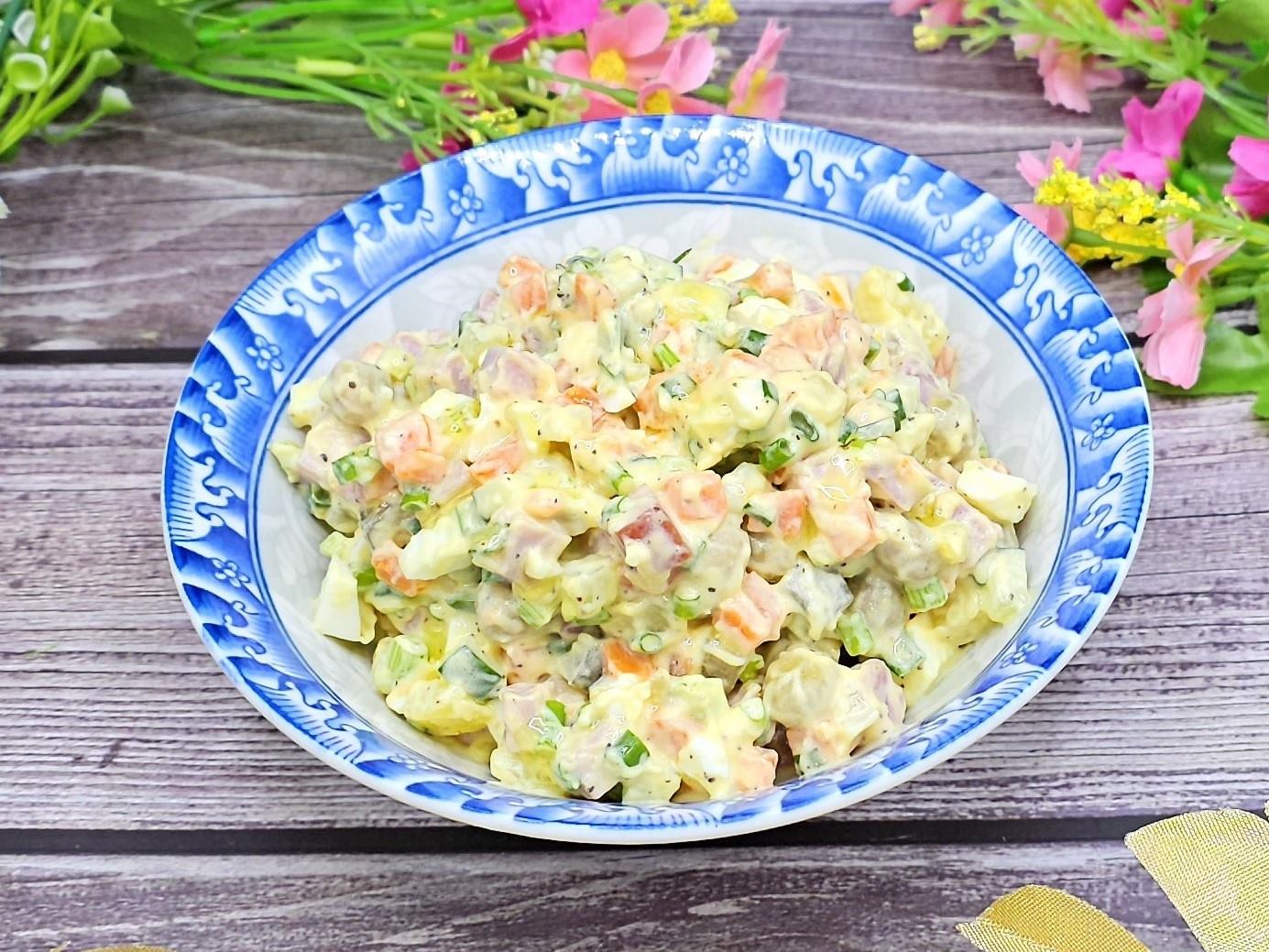 สลัดโอลิเวียร์กับมายองเนสโฮมเมดและแฮมรมควัน