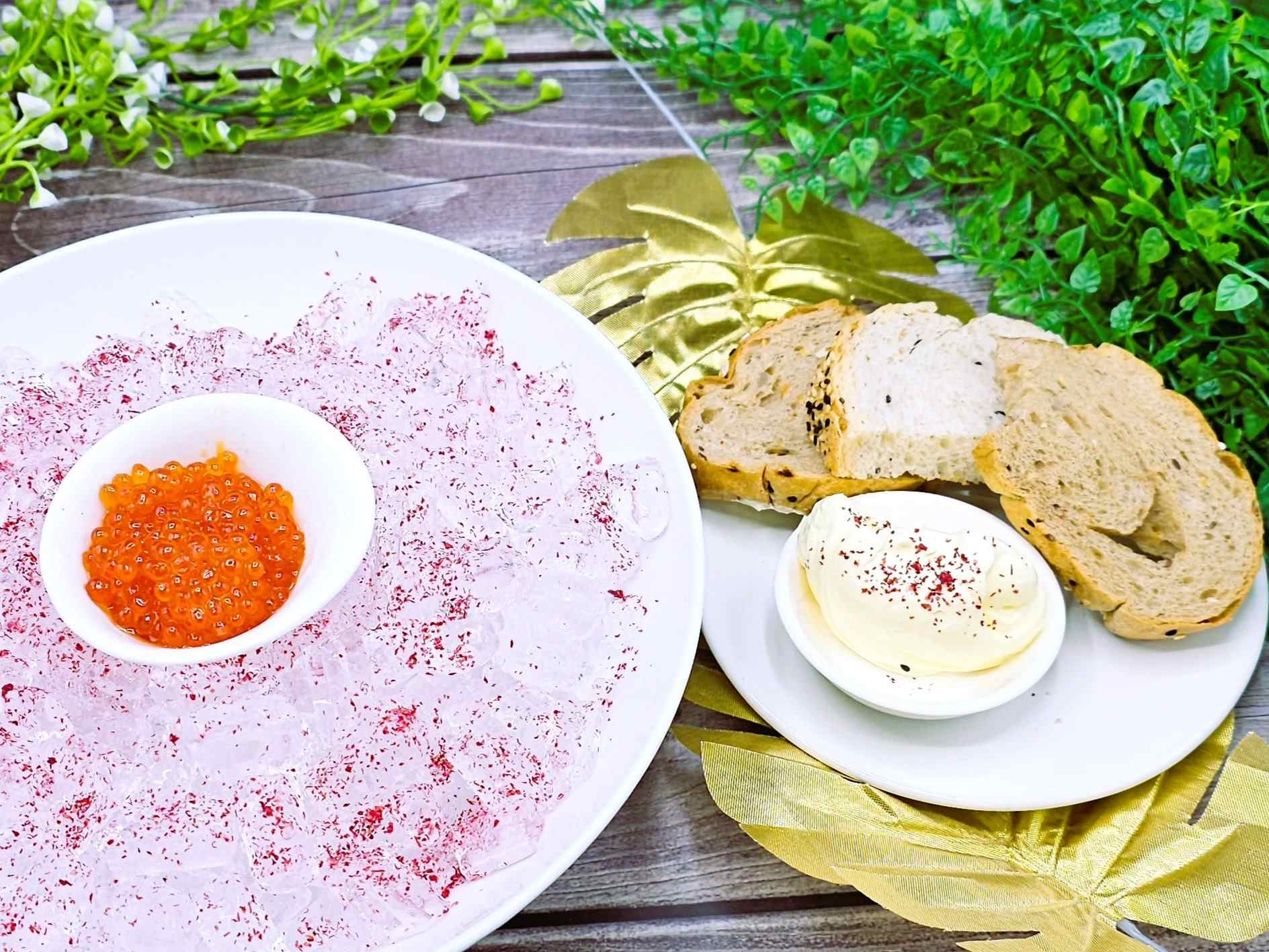 คาเวียร์แดงกับขนมปังและวิปปิ้งเนย