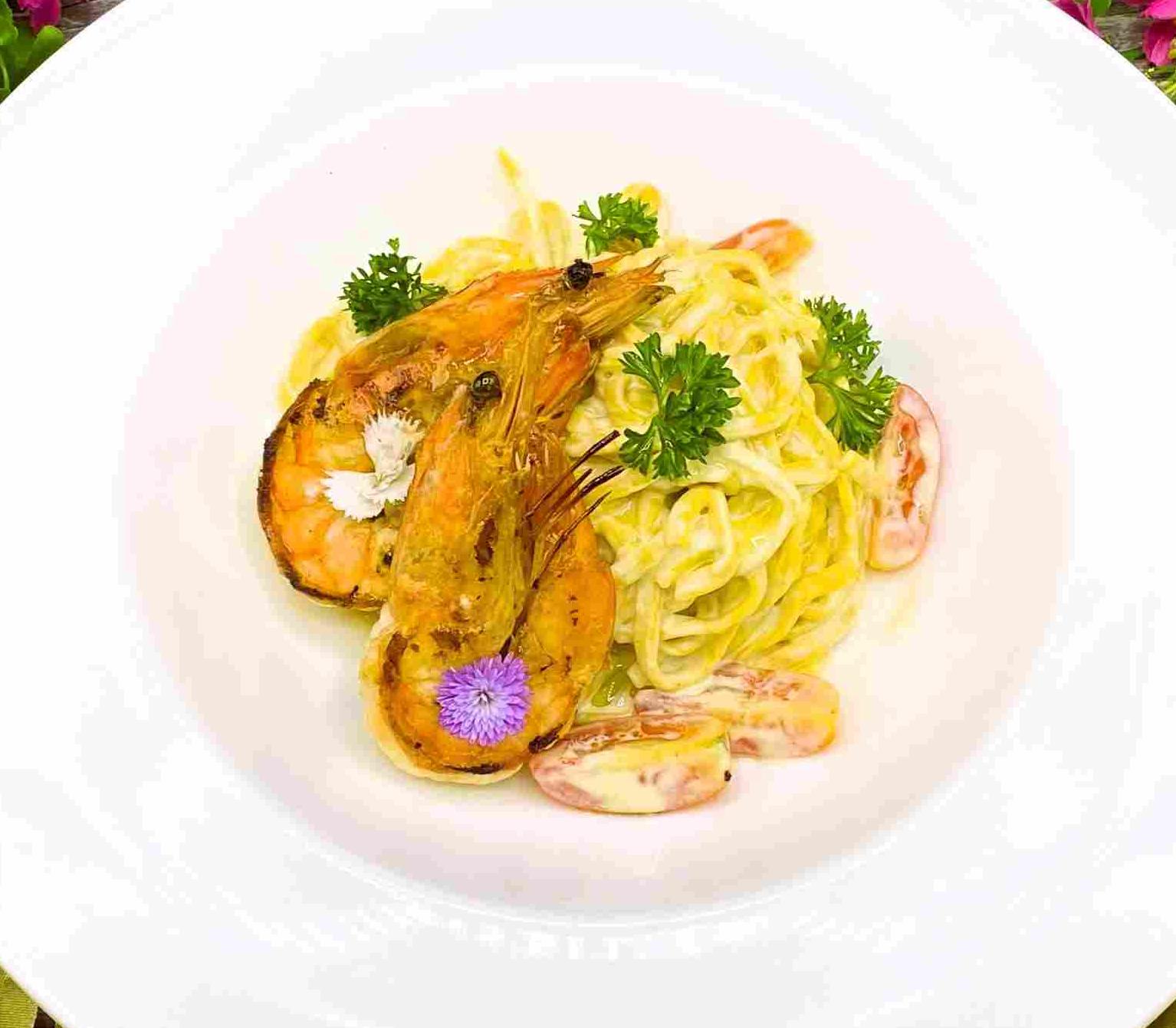 พาสต้ากับกุ้งและซอสครีม