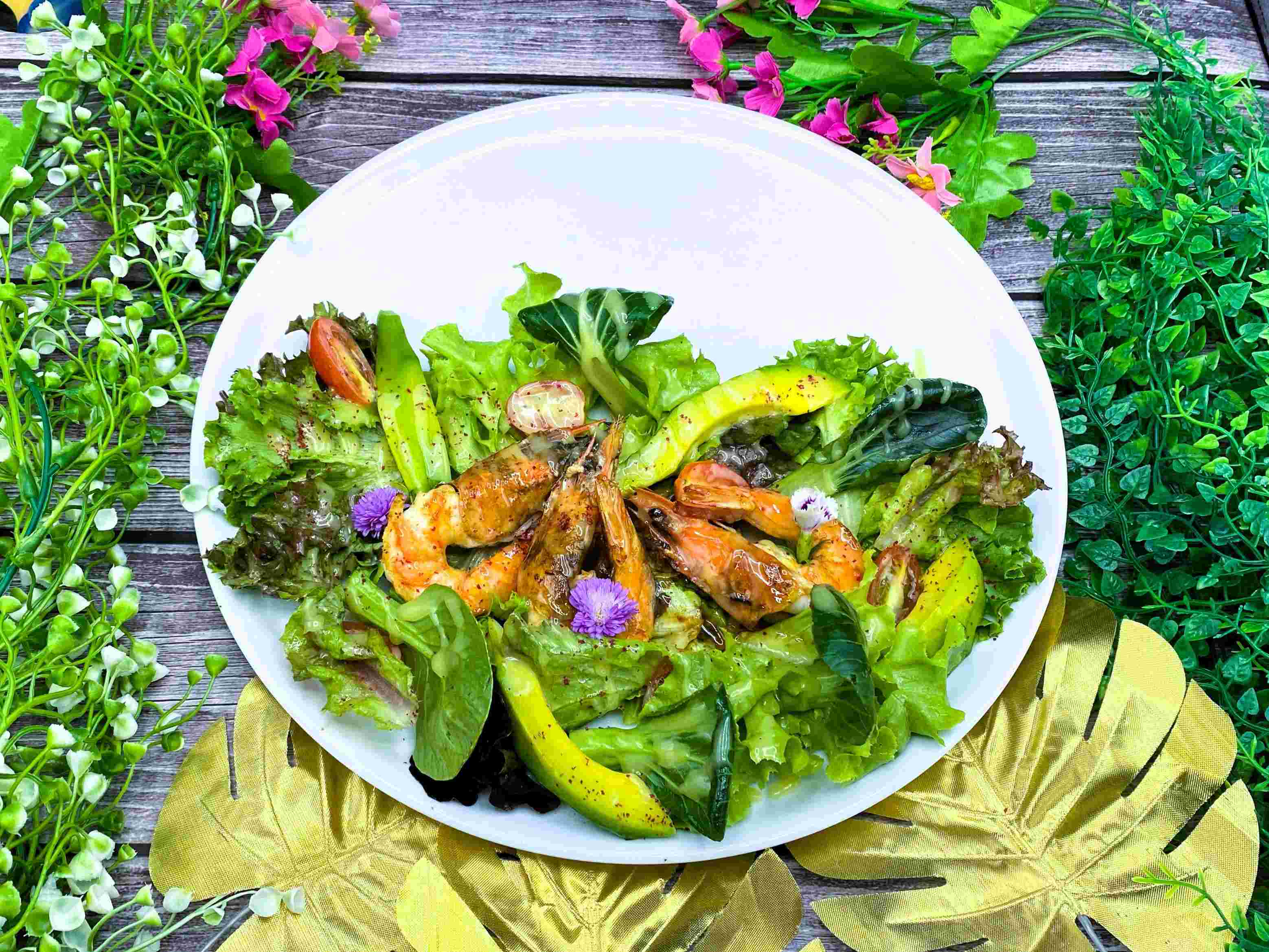 สลัดอโวคาโดกับกุ้งลายเสือ