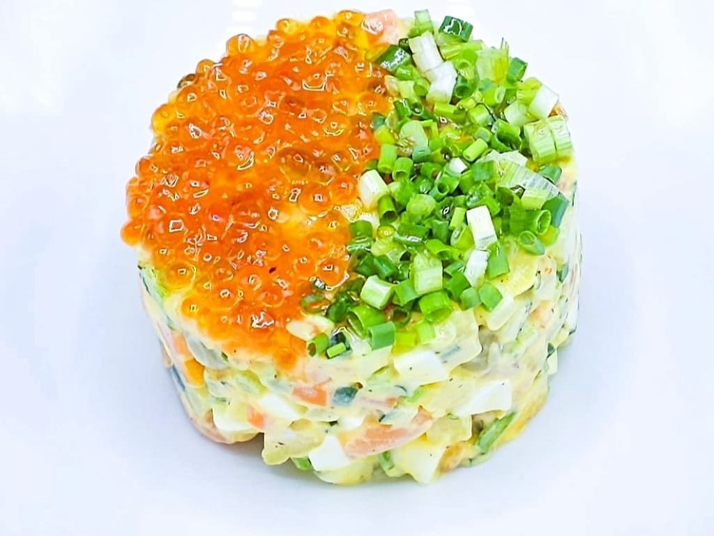 สลัดโอลิเวียร์กับปลาแซลมอนเค็มเล็กน้อยและคาเวียร์สีแดง