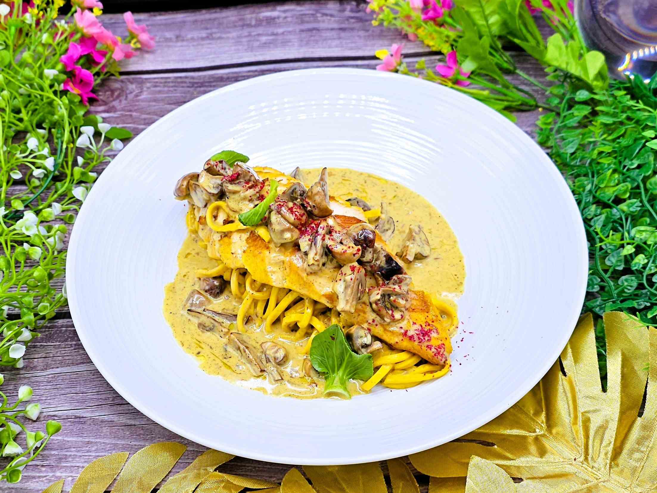 พาสต้ากับไก่และเห็ดในซอสครีม