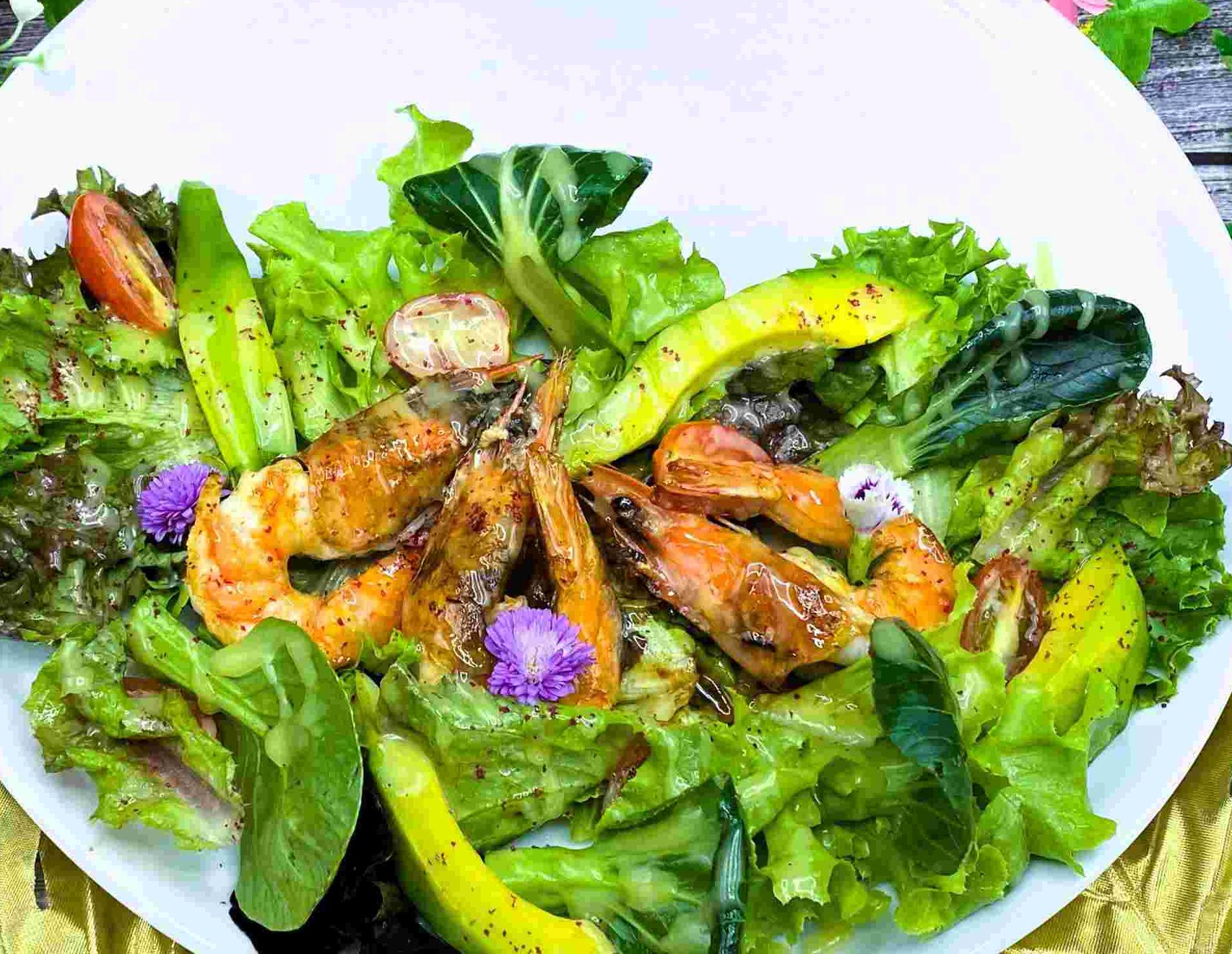 สลัดอโวคาโดกับกุ้งลายเสือ