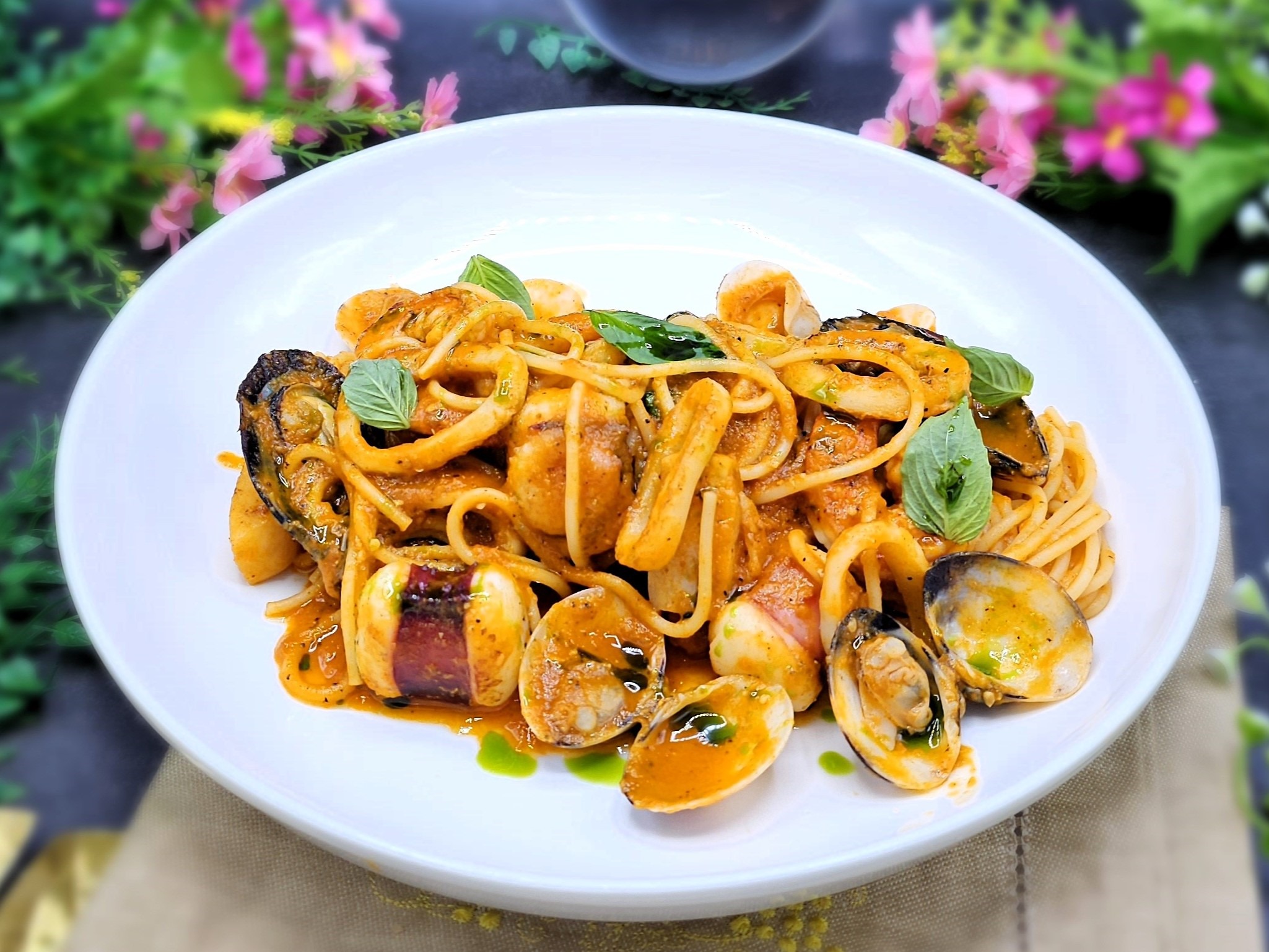 สปาเกตตีกับซีฟู้ดในซอสมะเขือเทศ