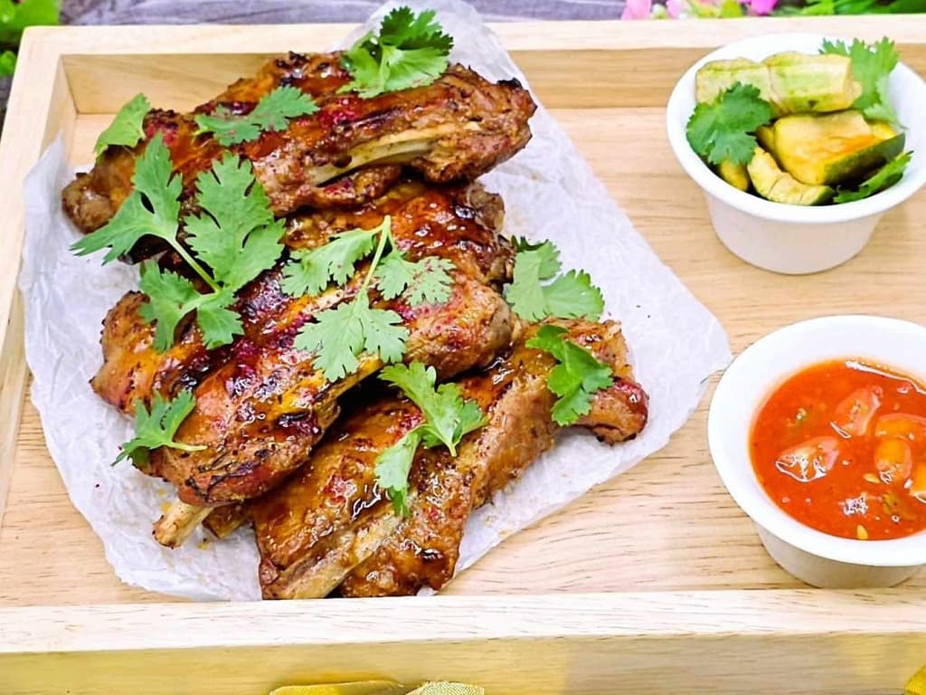 ซี่โครงหมูซูวีในเครื่องเทศเอเชียพร้อมแตงกวาบด