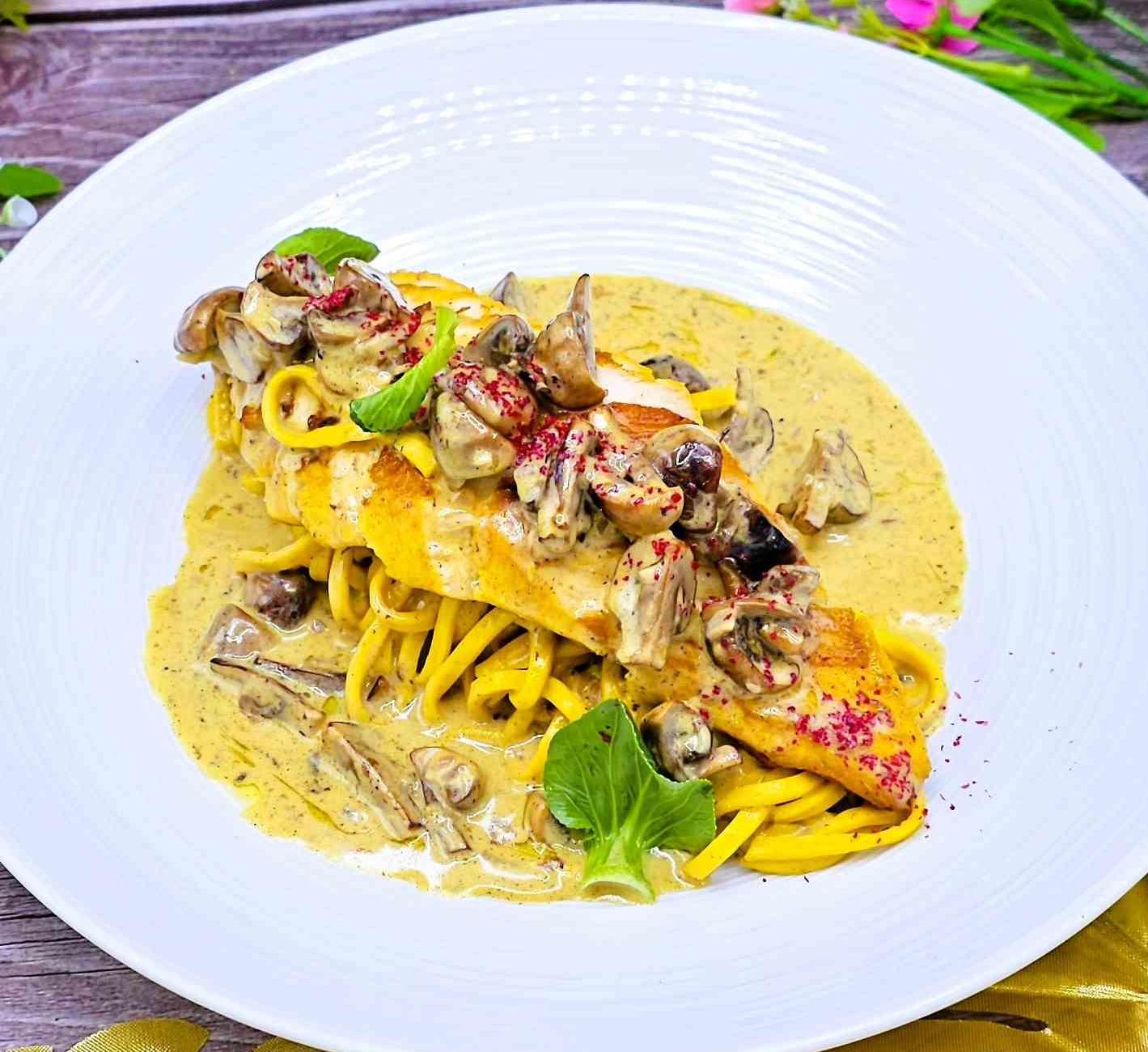 พาสต้ากับไก่และเห็ดในซอสครีม