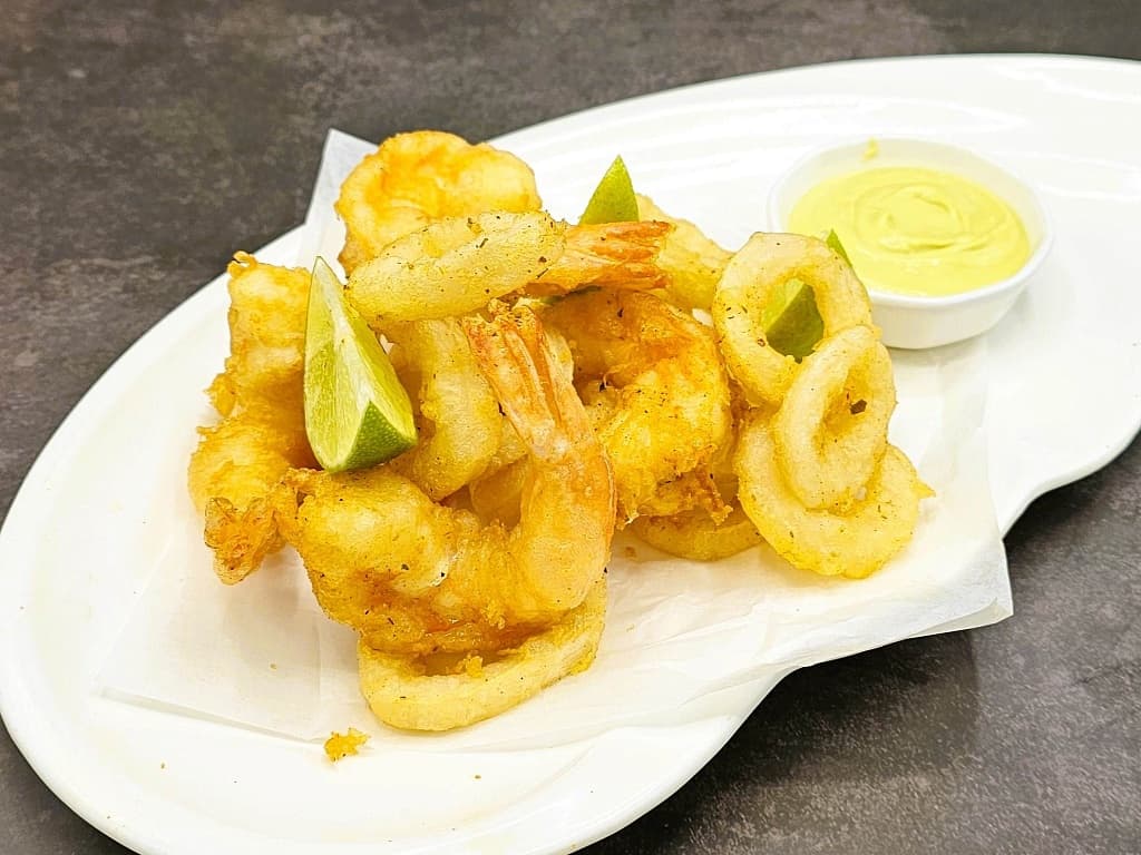 กุ้งและปลาหมึกทอดราดซอสอาโอลีใบโหระพา