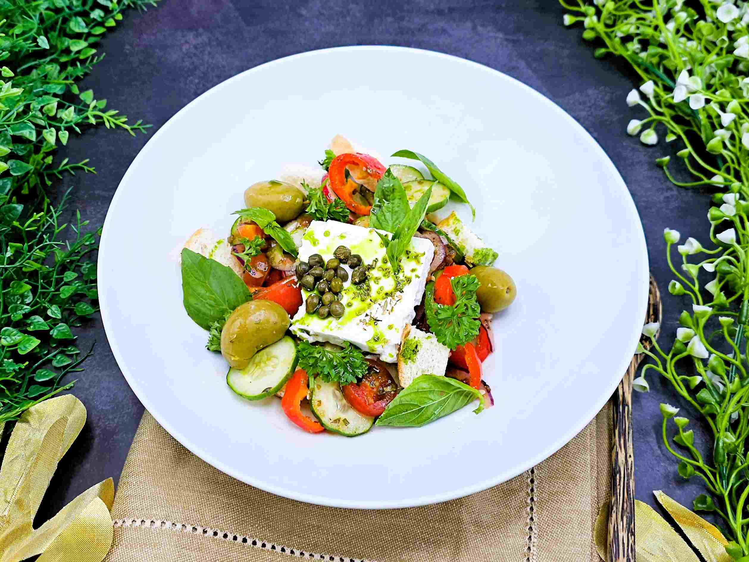 สลัดกรีกกับชีสโฮมเมด