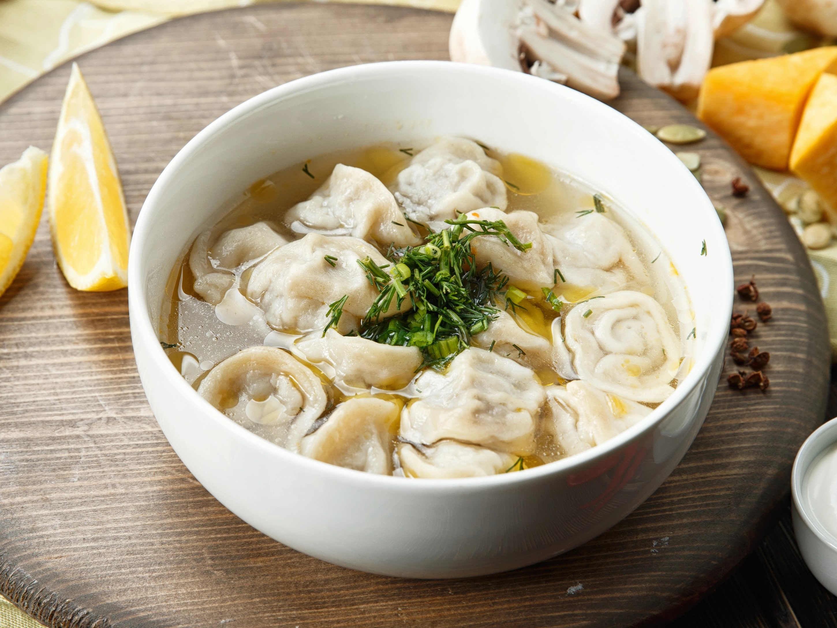 เกี๊ยวกับไก่ในน้ำซุปไก่