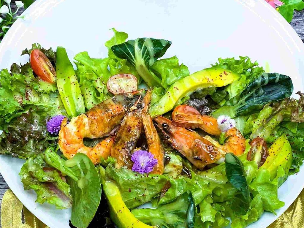 สลัดอโวคาโดกับกุ้งลายเสือ
