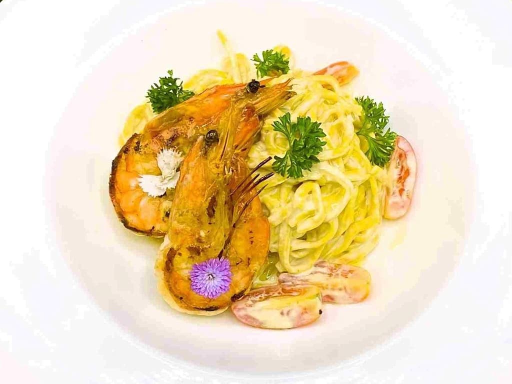 พาสต้ากับกุ้งและซอสครีม